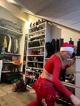 Snapshot of LucyLingerie78 chatting on December 16, 12:32 pm LucyLingerie78 online show from December 16, 12:32 pm