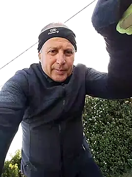 Snapshot of Vince072 chatting on April 7, 7:31 am Vince072 online show from April 7, 7:31 am