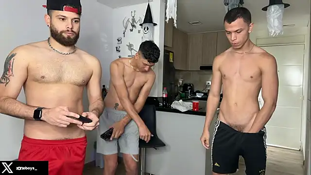 Snapshot of zoneboys chatting on October 24, 11:56 pm zoneboys online show from October 24, 11:56 pm