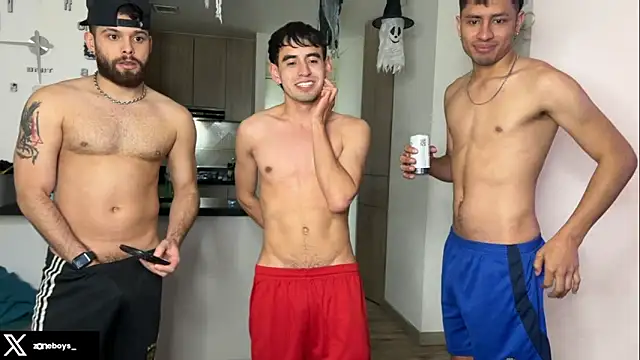 Snapshot of zoneboys chatting on October 29, 2:25 am zoneboys online show from October 29, 2:25 am