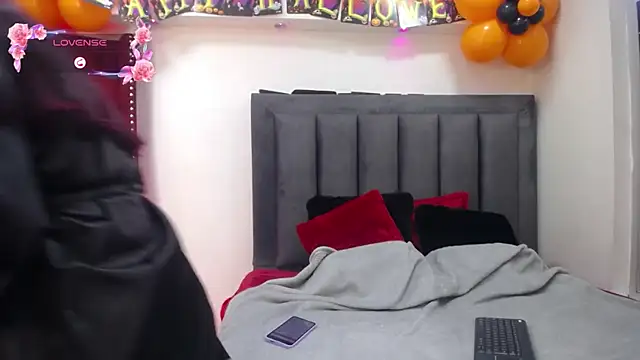 EmmaJhomson online show from October 10, 8:19 pm