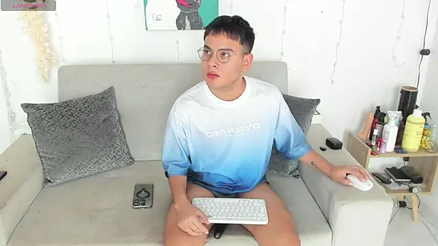 Snapshot of Young_Ben chatting on June 6, 7:40 pm Young Ben online show from June 6, 7:40 pm