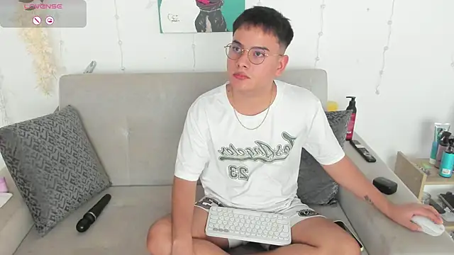 Snapshot of Young_Ben chatting on July 6, 8:55 pm Young Ben online show from July 6, 8:55 pm