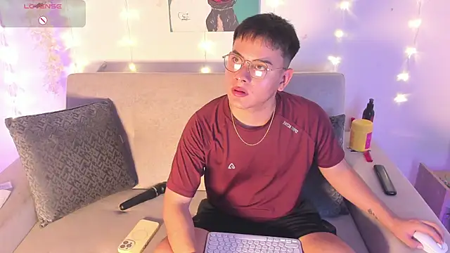 Snapshot of Young_Ben chatting on July 8, 11:09 pm Young Ben online show from July 8, 11:09 pm