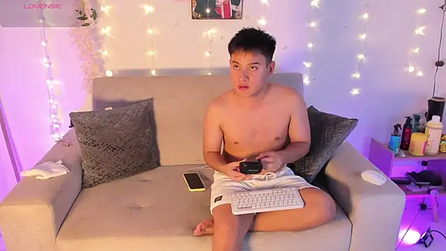 Snapshot of Young_Ben chatting on July 17, 8:35 pm Young Ben online show from July 17, 8:35 pm