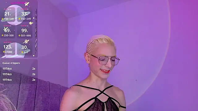 liiamluna  online show from March 30, 9:32 am