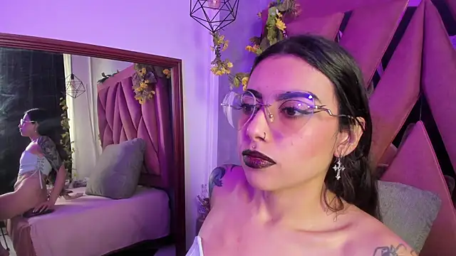 viollettaa  online show from March 31, 6:52 pm