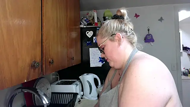 Snapshot of Kinky_Witch chatting on April 30, 6:03 pm Kinky Witch online show from April 30, 6:03 pm