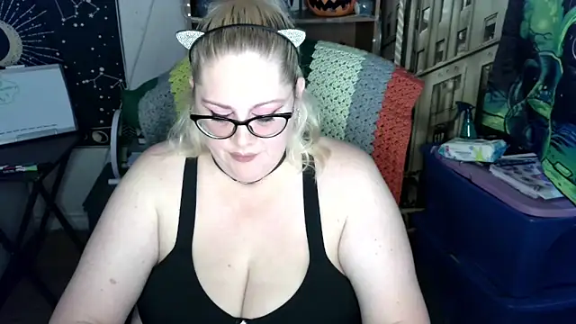Snapshot of Kinky_Witch chatting on May 19, 4:24 pm Kinky Witch online show from May 19, 4:24 pm