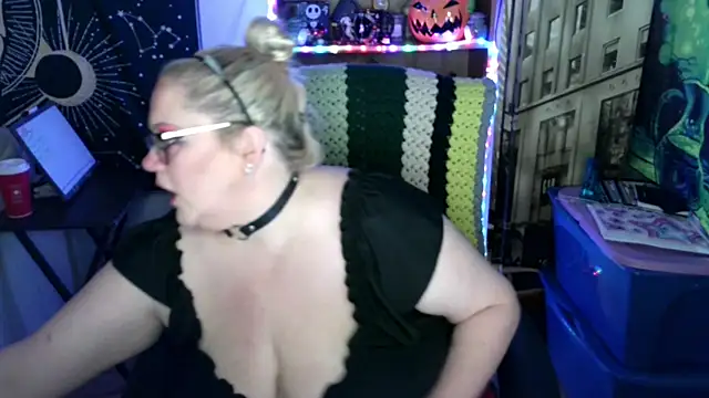 Snapshot of Kinky_Witch chatting on May 22, 5:51 pm Kinky Witch online show from May 22, 5:51 pm