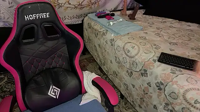 Snapshot of BossMomma0387 chatting on October 31, 2:23 am BossMomma0387 online show from October 31, 2:23 am