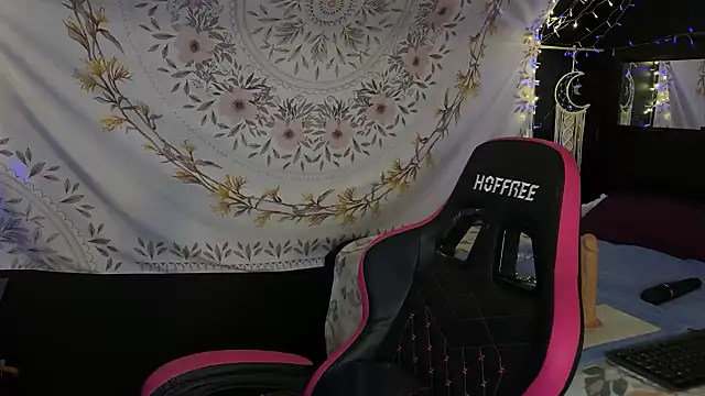 Snapshot of BossMomma0387 chatting on November 20, 3:12 pm BossMomma0387 online show from November 20, 3:12 pm