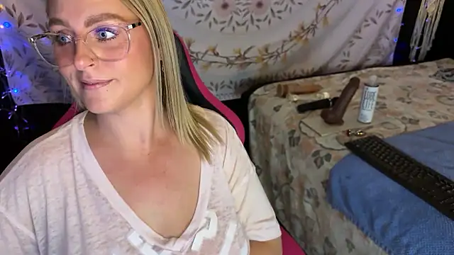 Snapshot of BossMomma0387 chatting on November 25, 4:18 pm BossMomma0387 online show from November 25, 4:18 pm