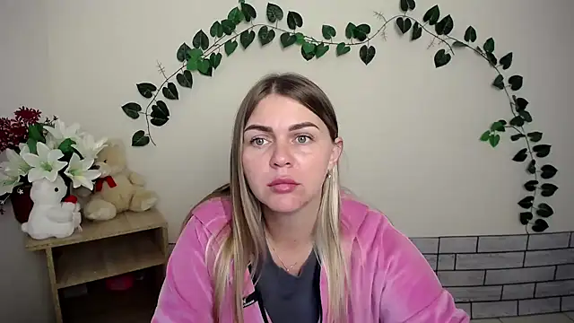 Snapshot of Magic_Katarina_ chatting on September 15, 6:35 am Magic Katarina online show from September 15, 6:35 am