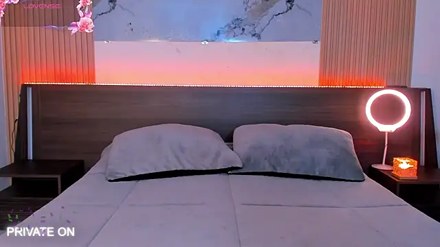 samanthaa moon online show from April 14, 1:00 am