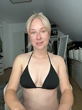 Snapshot of celis_secret chatting on May 11, 5:24 am celis secret online show from May 11, 5:24 am