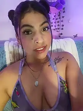Snapshot of Fox_Roxxan chatting on June 19, 2:27 am Fox Roxxan online show from June 19, 2:27 am