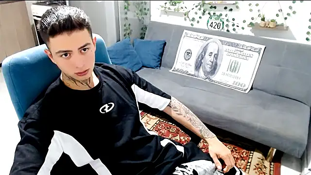 Snapshot of santii_ss chatting on February 6, 12:04 am santii ss online show from February 6, 12:04 am