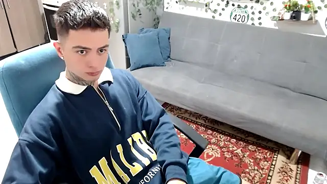 Snapshot of santii_ss chatting on February 14, 2:47 pm santii ss online show from February 14, 2:47 pm