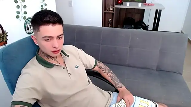 Snapshot of santii_ss chatting on March 16, 2:43 pm santii ss online show from March 16, 2:43 pm