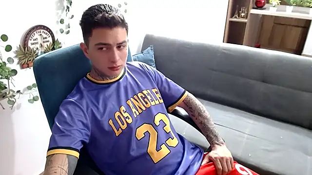 Snapshot of santii_ss chatting on March 30, 12:11 am santii ss online show from March 30, 12:11 am