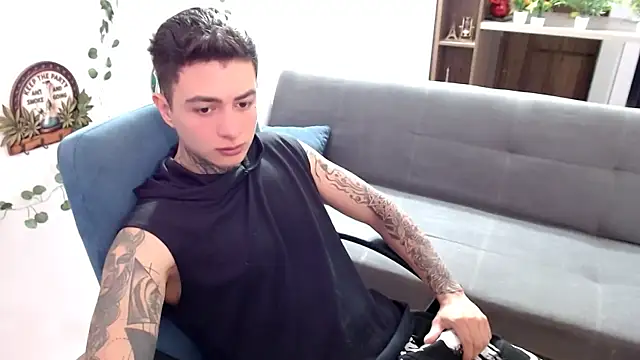 Snapshot of santii_ss chatting on April 2, 2:04 pm santii ss online show from April 2, 2:04 pm