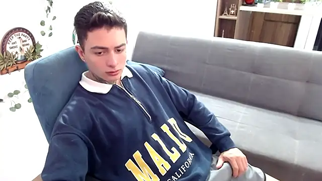 Snapshot of santii_ss chatting on April 4, 2:36 pm santii ss online show from April 4, 2:36 pm