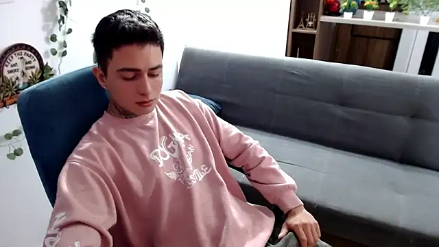 Snapshot of santii_ss chatting on April 5, 2:47 pm santii ss online show from April 5, 2:47 pm