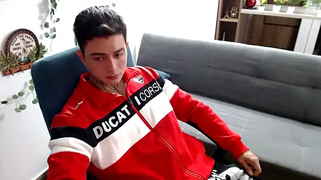 Snapshot of santii_ss chatting on April 6, 2:53 am santii ss online show from April 6, 2:53 am