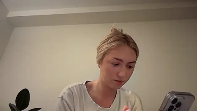 Snapshot of Kitty_Swetty chatting on December 17, 11:55 pm Kitty Swetty online show from December 17, 11:55 pm