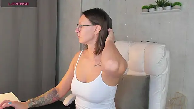 Elina Gravess online show from October 7, 1:03 am