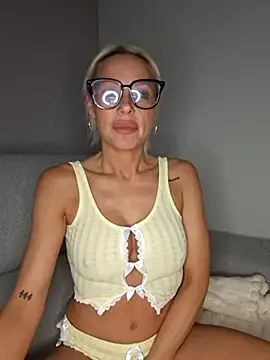 Snapshot of Bellarose_xx chatting on July 3, 7:20 pm Bellarose xx online show from July 3, 7:20 pm
