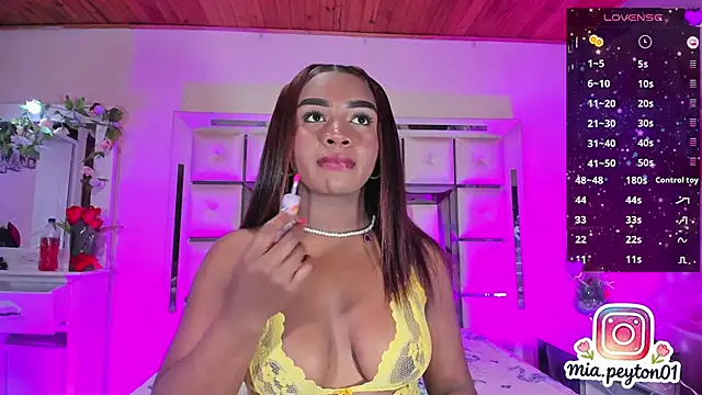 Snapshot of mia_peyton chatting on February 7, 8:45 pm mia peyton online show from February 7, 8:45 pm