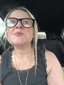 SuzieSub online show from April 8, 1:11 pm