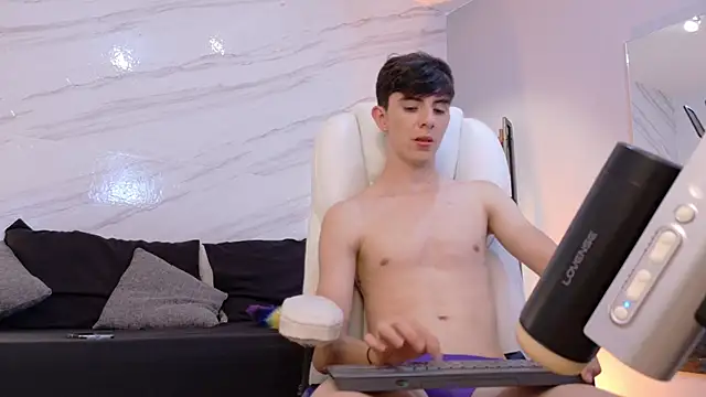 Snapshot of mathias_saenz chatting on February 17, 7:31 pm mathias saenz online show from February 17, 7:31 pm