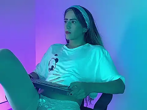 Snapshot of everly_monroe chatting on October 17, 5:37 pm everly monroe online show from October 17, 5:37 pm