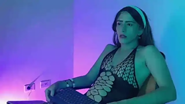 Snapshot of everly_monroe chatting on October 22, 1:50 am everly monroe online show from October 22, 1:50 am