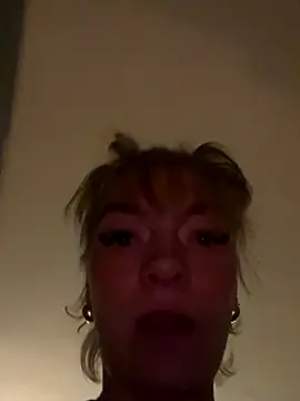 Snapshot of maj0lie chatting on October 4, 7:56 pm maj0lie online show from October 4, 7:56 pm