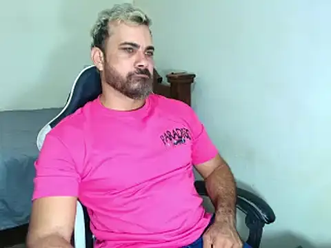 Snapshot of max_love255 chatting on February 10, 11:31 pm max love255 online show from February 10, 11:31 pm