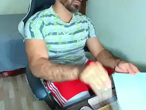 Snapshot of max_love255 chatting on February 18, 12:06 am max love255 online show from February 18, 12:06 am