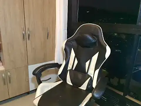 Snapshot of max_love255 chatting on March 4, 11:22 pm max love255 online show from March 4, 11:22 pm