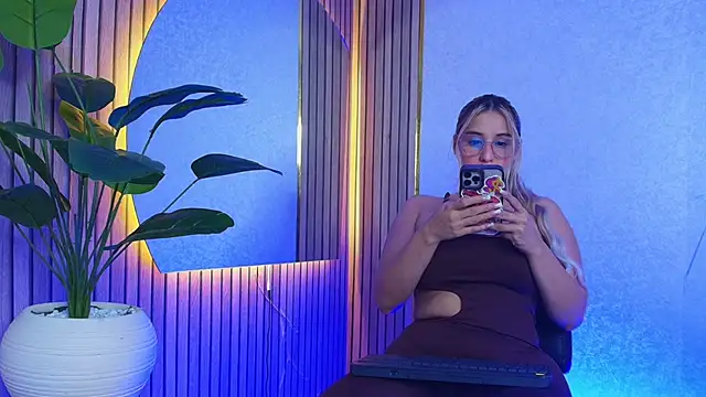 Sophie Janner online show from June 6, 3:33 am