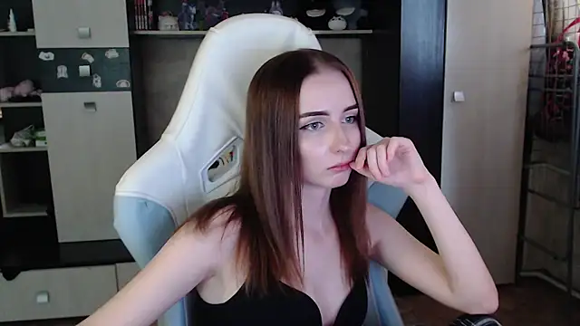 Cutti Crystal online show from November 12, 6:58 am