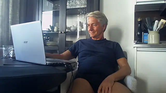 Snapshot of Swegay12-Exhi chatting on April 21, 1:50 pm Swegay12-Exhi online show from April 21, 1:50 pm