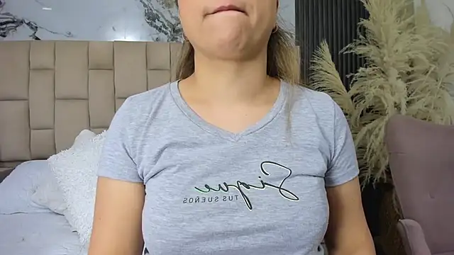 Snapshot of cloesummerr_ chatting on February 21, 12:39 pm cloesummerr online show from February 21, 12:39 pm