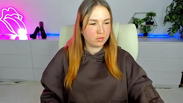 Snapshot of Sofii_darling chatting on February 18, 5:31 pm Sofii darling online show from February 18, 5:31 pm