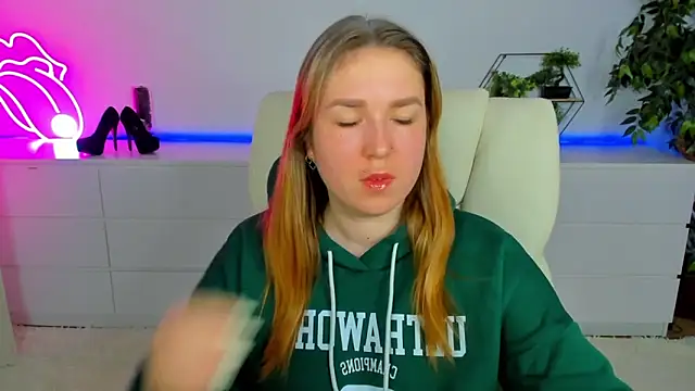 Snapshot of Sofii_darling chatting on February 19, 5:42 pm Sofii darling online show from February 19, 5:42 pm