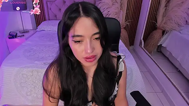 Starbutterflyy  online show from February 7, 5:00 am