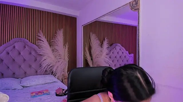 Starbutterflyy  online show from February 8, 5:11 am