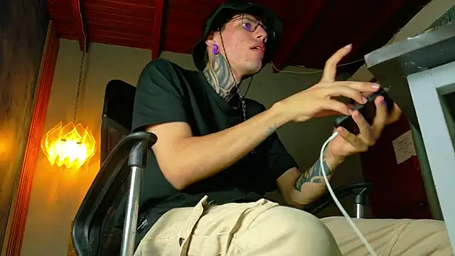 david huge online show from April 7, 3:40 am